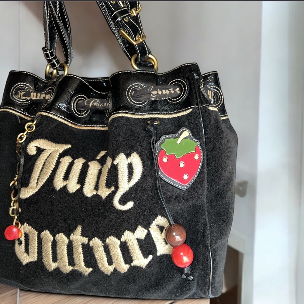 VINTAGE🍓HTF Juicy Couture Strawberry Fields Daydreamer bag Y2K
EUC✨ - Picture 3 of 14